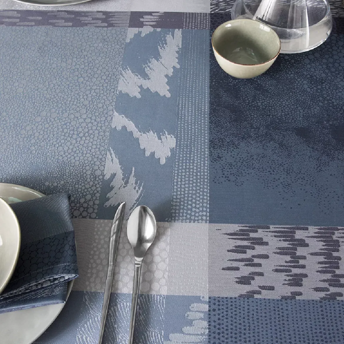 Nappe pur coton motif jacquard bleu gris Mille matieres orage