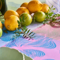 Nappe pur coton motif jacquard bleu rose vert Mille vertiges ara