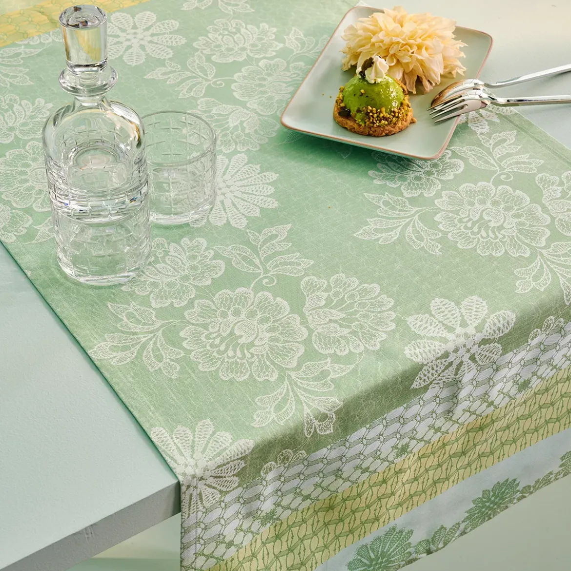 Nappe pur coton motif jacquard vert Mille lace amande