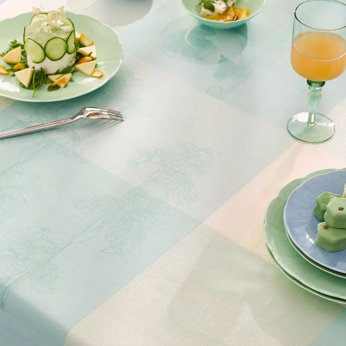 Nappe sur mesure pur coton enduit 220 g/m² motif jacquard bleu beige Mille iris d'eau aqua