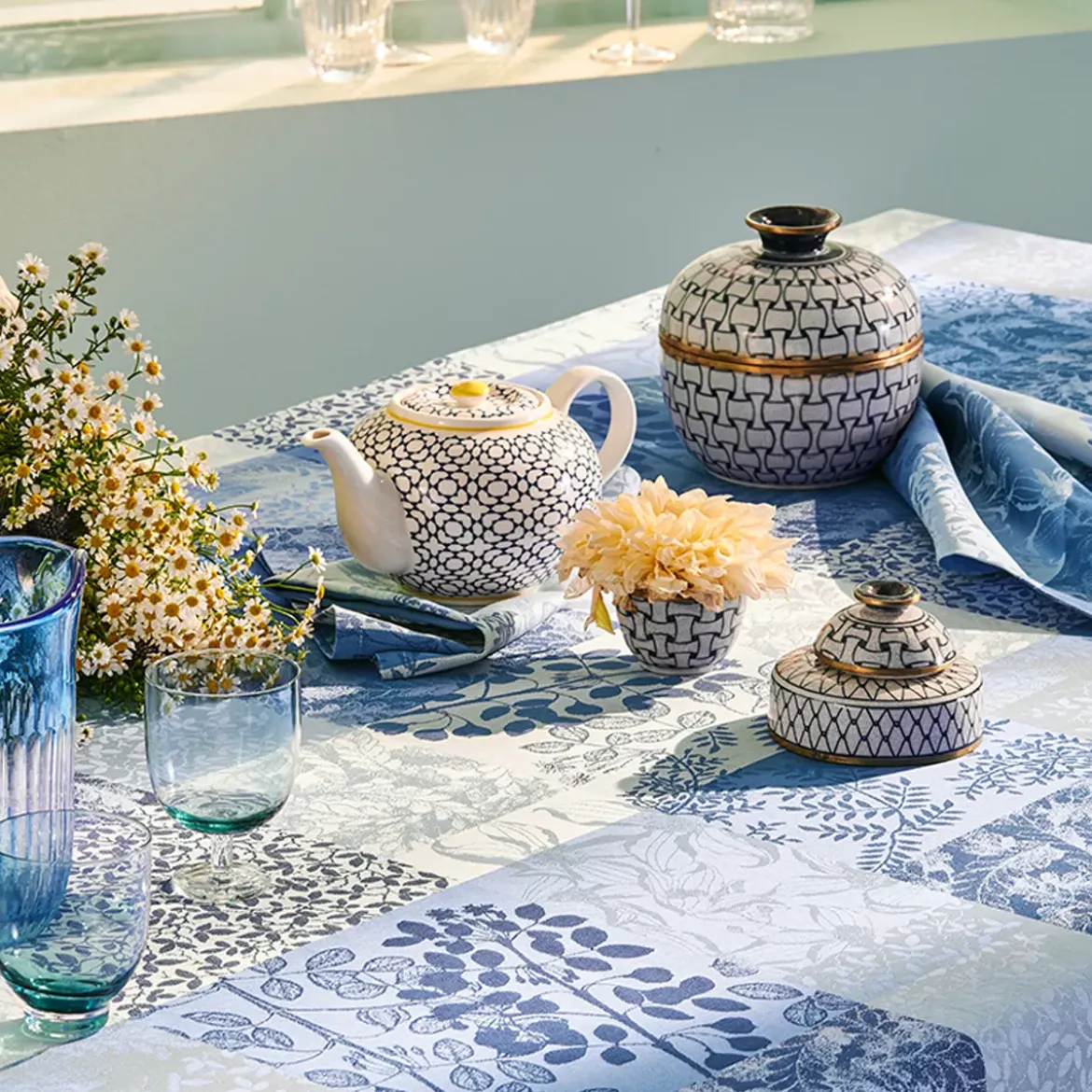 Nappe sur mesure pur coton enduit motif jacquard bleu Mille rameaux bleu