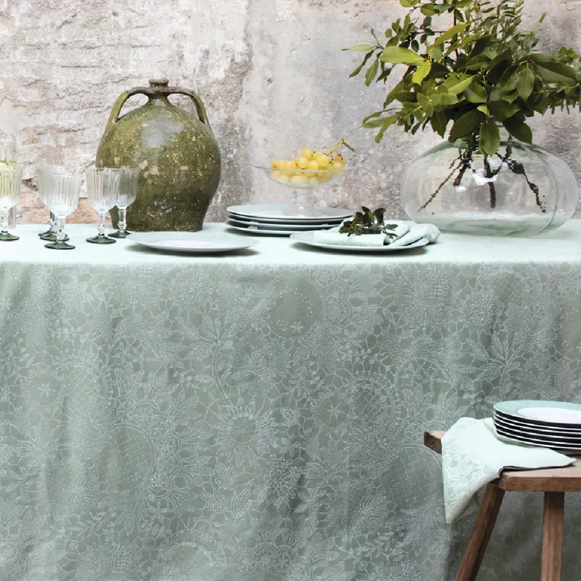 Nappe sur mesure pur coton enduit motif jacquard vert Mille guipures jade