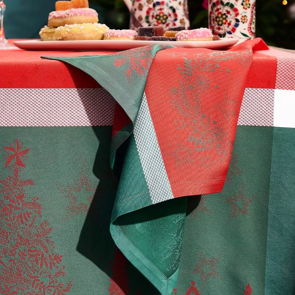 Serviette pur coton 220 g/m² motif jacquard vert rouge Noel magique houx
