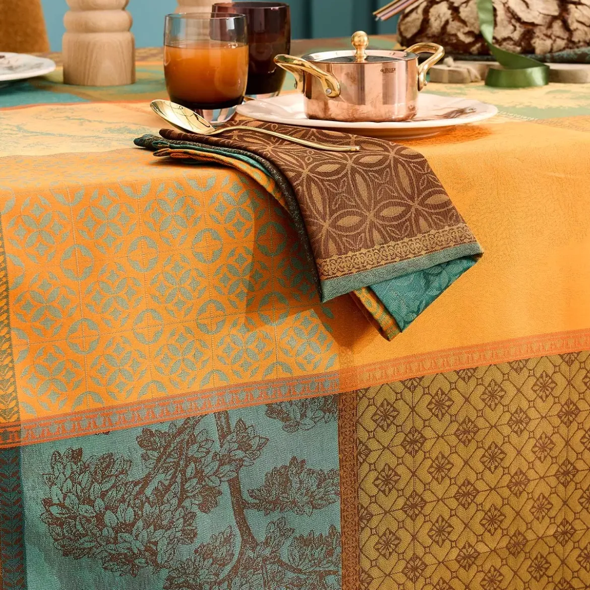 Serviette pur coton 220 g/m² motif jacquard vert brun Mille trees foret