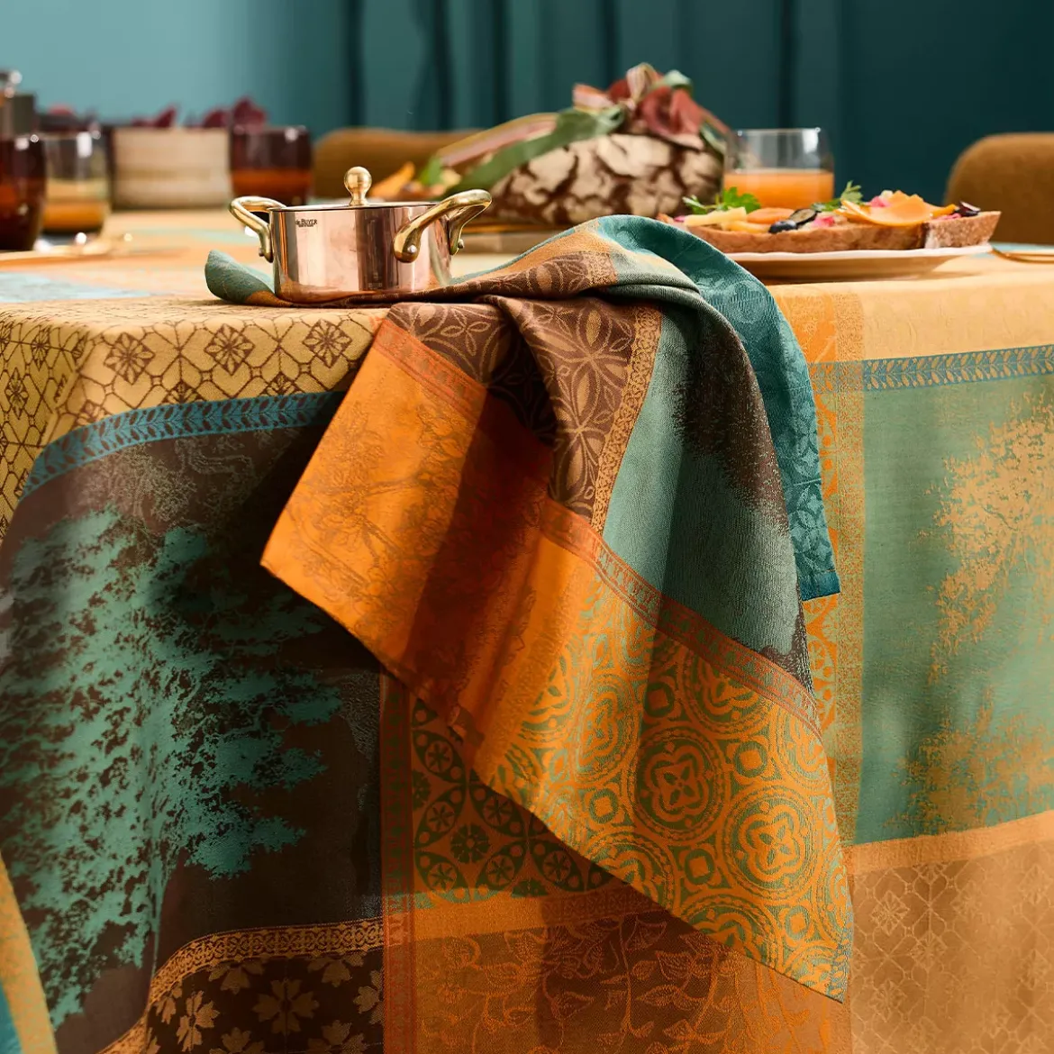 Serviette pur coton 220 g/m² motif jacquard vert brun Mille trees foret