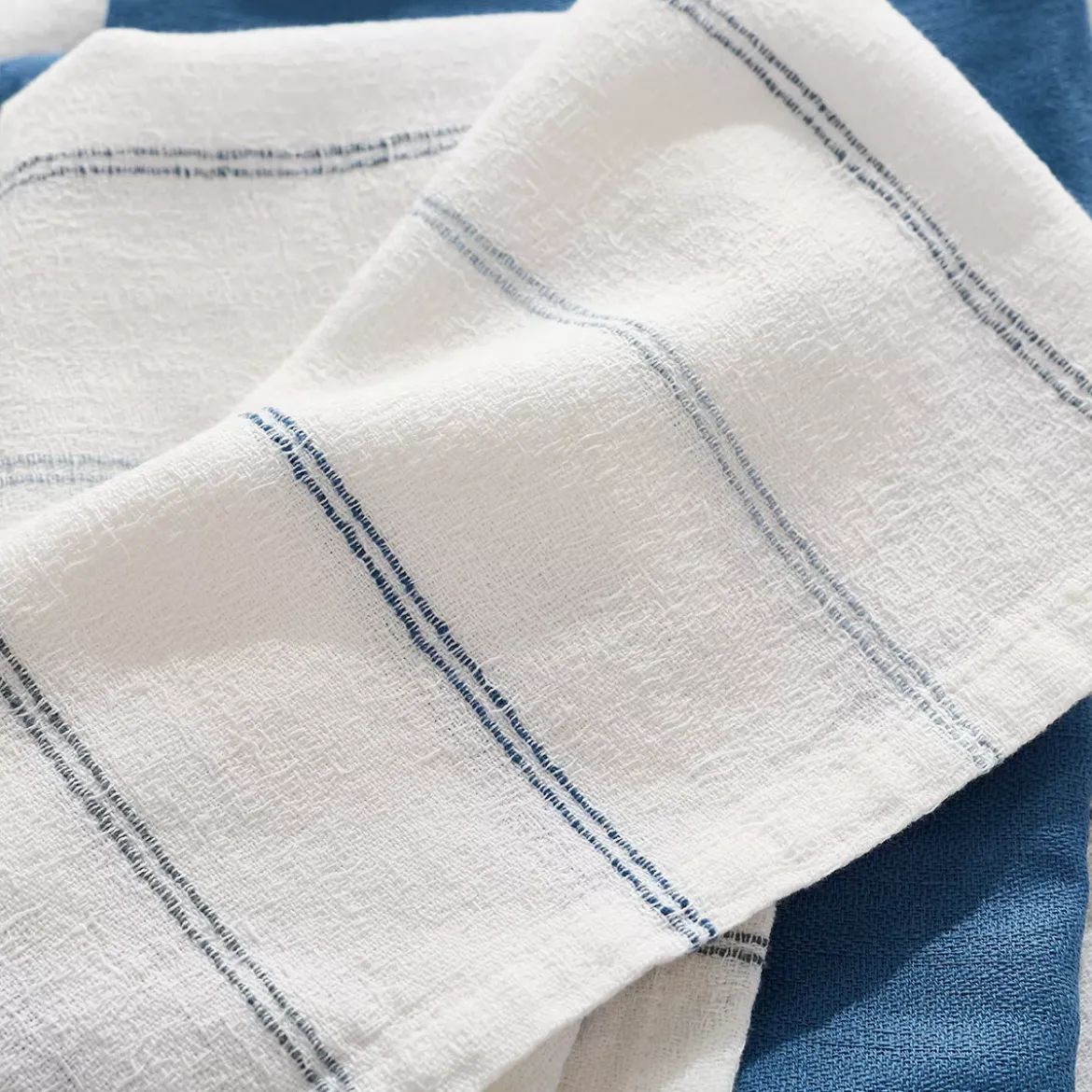 Serviette pur coton lavé motif jacquard bleu blanc Rimini blu