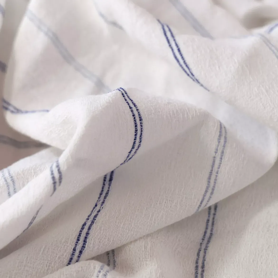 Serviette pur coton lavé motif jacquard bleu blanc Rimini blu