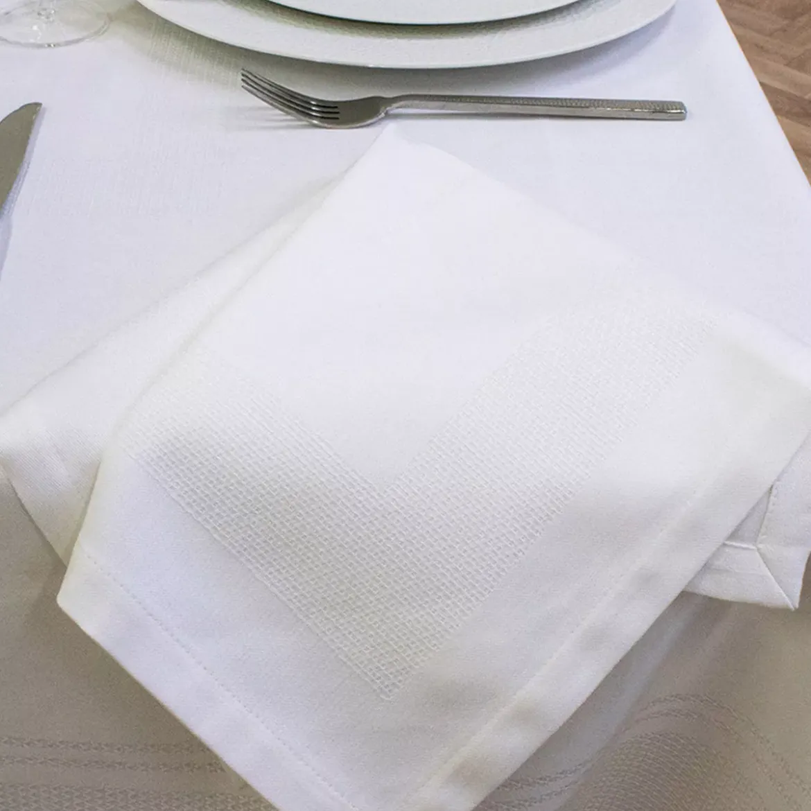 Serviette pur coton motif jacquard blanc Signature blanc