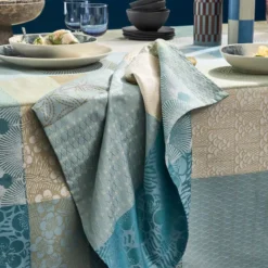 Serviette pur coton motif jacquard bleu beige Mille zen ecume