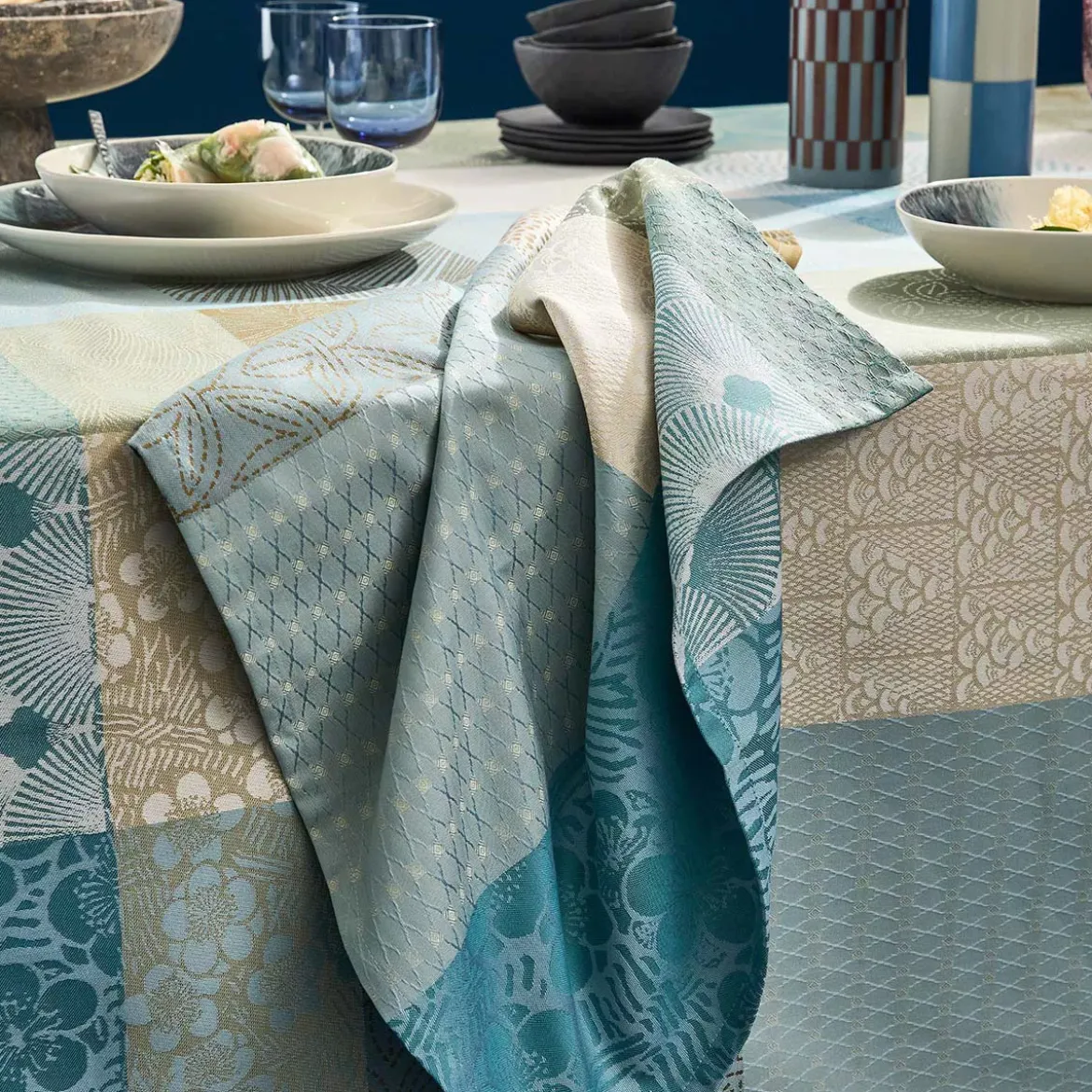 Serviette pur coton motif jacquard bleu beige Mille zen ecume