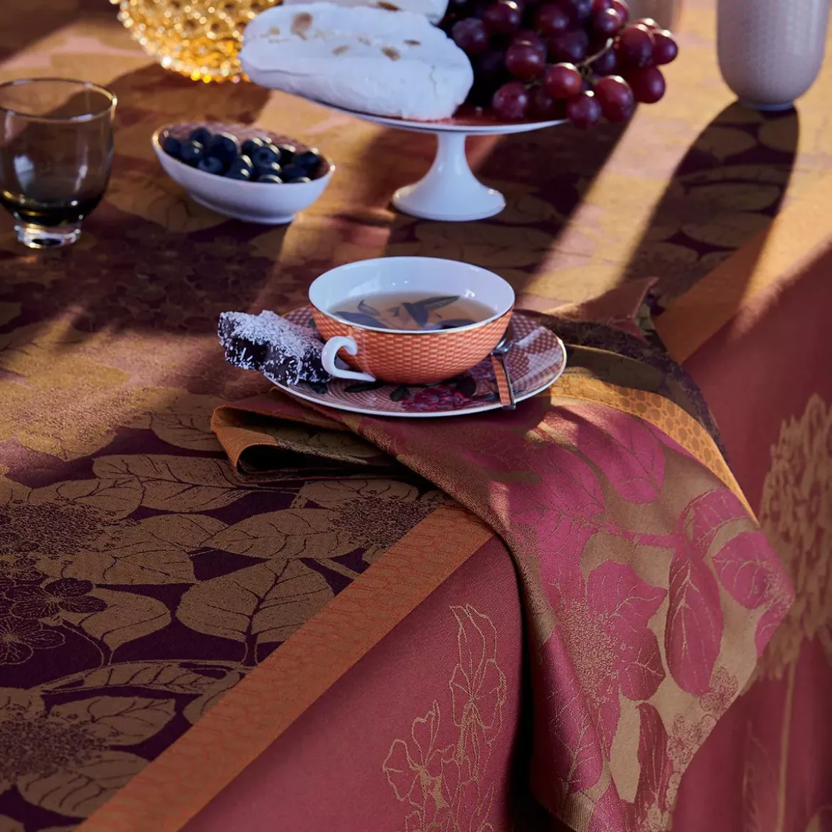 Serviette pur coton motif jacquard bordeaux orange Hortensias rouille