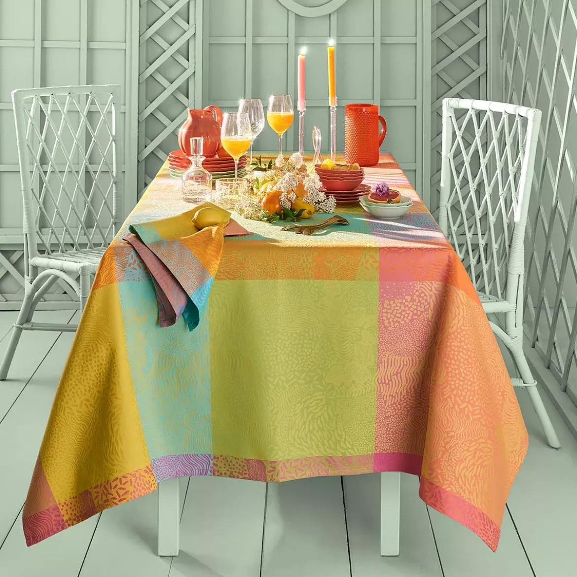 Serviette pur coton motif jacquard bleu jaune orange Mille vagues exotique