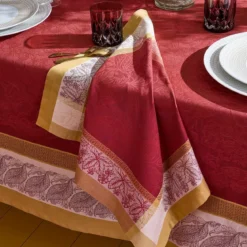Serviette pur coton motif jacquard rouge Alexandria rubis