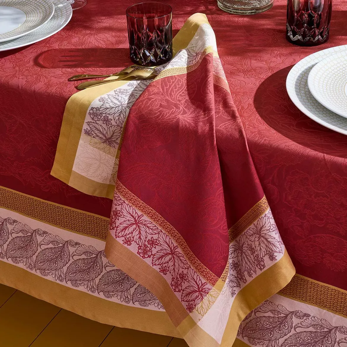 Serviette pur coton motif jacquard rouge Alexandria rubis