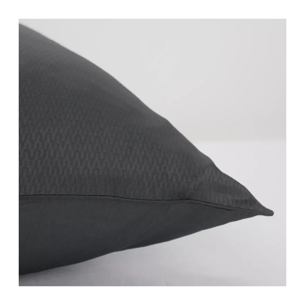 Taie d'oreiller satin de coton motif jacquard anthracite Vibrato titane
