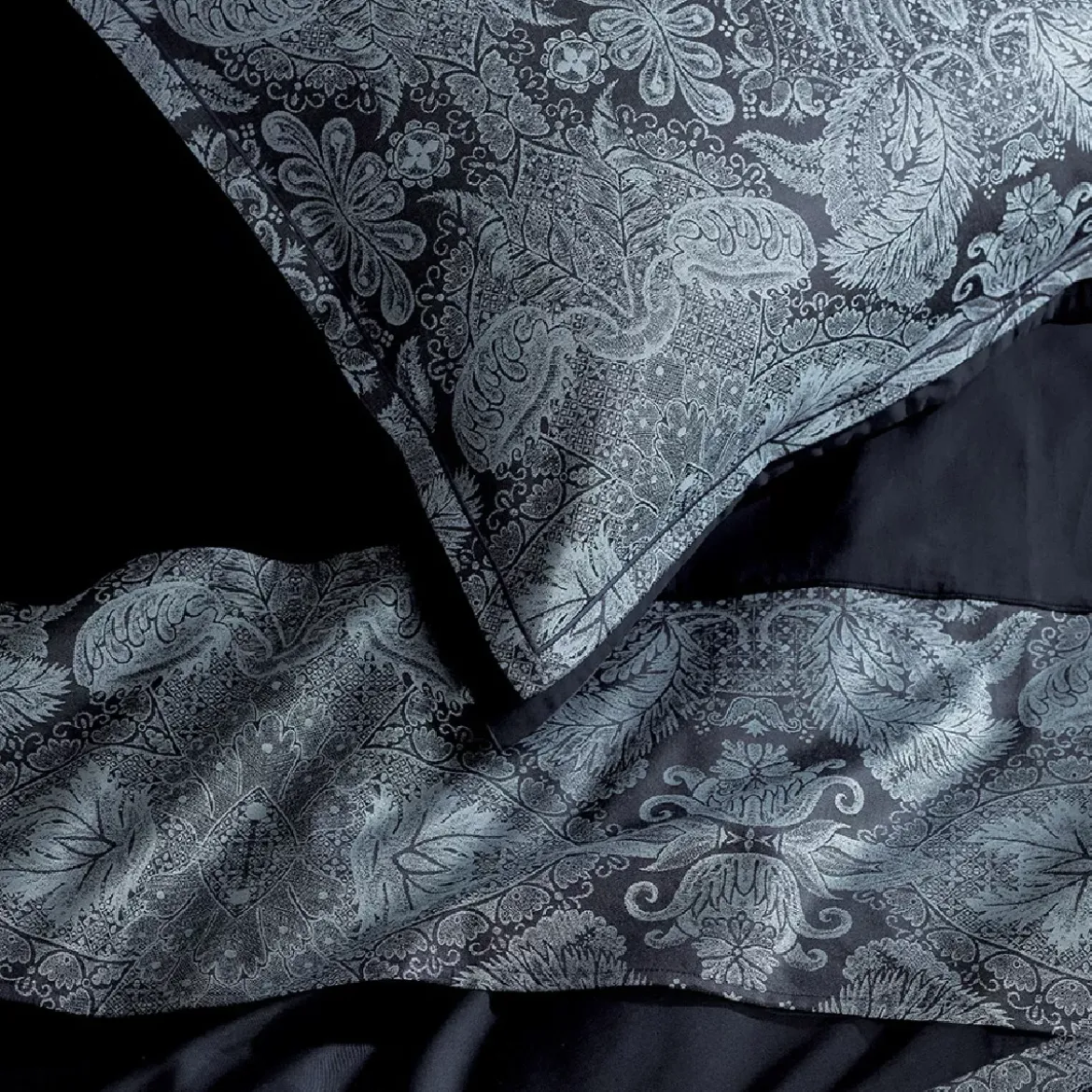 Taie d'oreiller satin de coton motif jacquard bleu Isaphire diamant noir