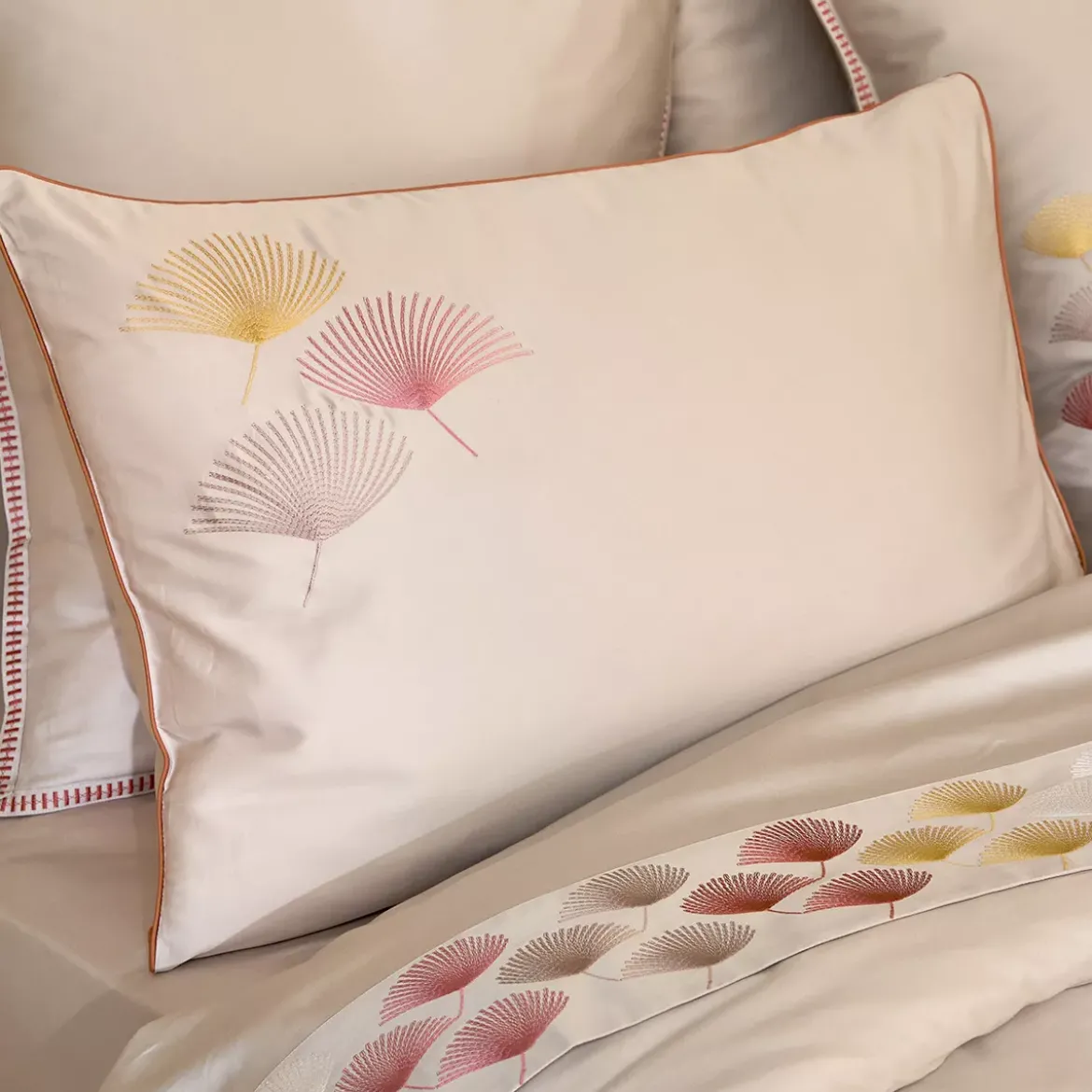 Taie d'oreiller satin de coton brodé beige orange Pistil automne